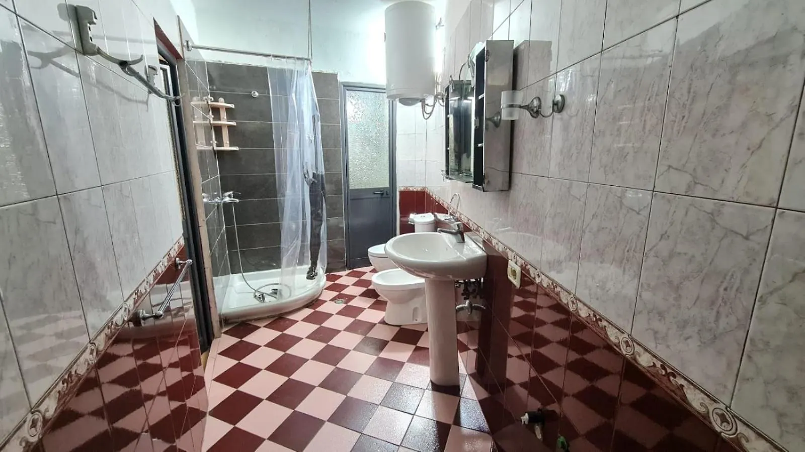 Calmly, Spacious Apartment Next To Usa Embassy Тирана